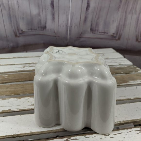 Crate & barrel scallop mold jello porcelain white